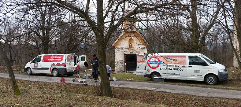 Autá Aquastop pred realizáciou kaplnky
