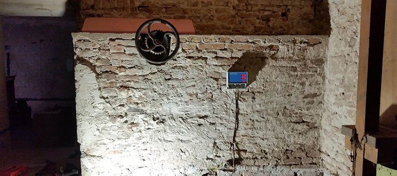 Elektroosmóza riadiaca skrinka tehlové murivo